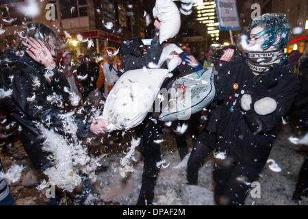 Hambourg, Allemagne. 10 janvier, 2014. Les participants d'un flashmob coussins et de plumes sur la Reeperbahn à Hambourg, Allemagne, 10 janvier 2014. Quelques centaines de personnes ont pris part à la guerre d'oreillers sur la Reeperbahn à Hambourg pour protester contre la zone dangeureuse mis en place par la police. Photo : MAJA HITIJ/dpa/Alamy Live News Banque D'Images