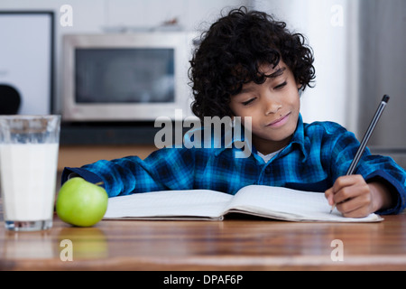 Boy doing homework Banque D'Images