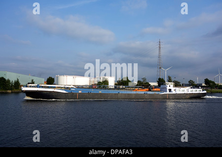 Bateau de navigation intérieure cargo naviguant dans le port de Gand, Flandre orientale, Belgique Banque D'Images