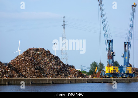 Grues de quai et des tas de ferraille recyclée à Van Heyghen Recycling terminal d'exportation, port de Gand, Flandre orientale, Belgique Banque D'Images