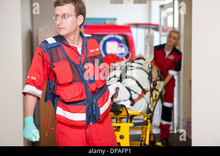 Le personnel paramédical de l'hôpital par civière manuels Banque D'Images