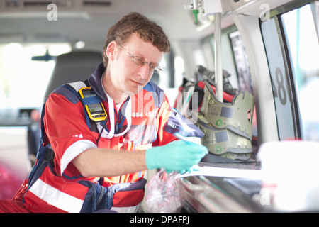 Ambulance ambulancier dans la liste d'équipement de contrôle Banque D'Images