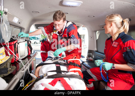 Contrôle des paramédics d'ambulances dans patient Banque D'Images