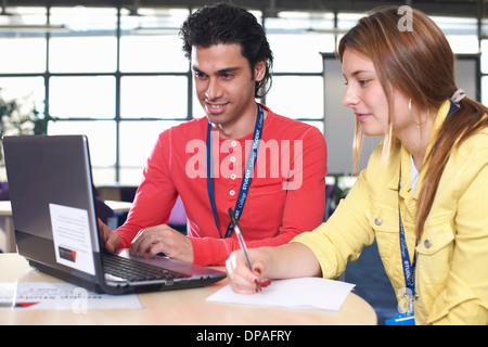 Deux étudiants using laptop Banque D'Images