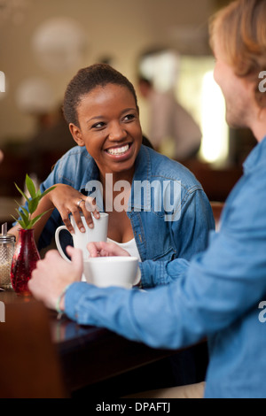 Young couple having coffee in cafe Banque D'Images