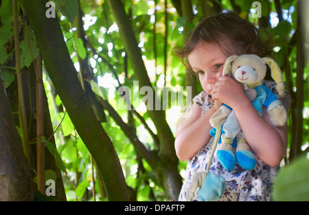 Portrait de femme avec enfant dans les bois adorable en peluche Banque D'Images
