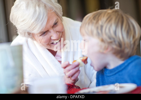 Grand-mère petit-déjeuner Petit-fils d'alimentation Banque D'Images