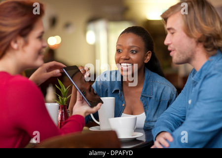 Groupe d'amis dans le café Le café Banque D'Images