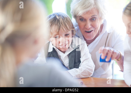 Senior female jouer à jeu avec petits-enfants Banque D'Images