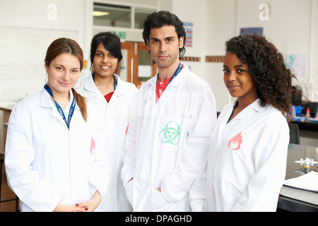 Portrait de quatre étudiants du collège de porter des blouses de laboratoire Banque D'Images