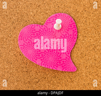 Note de coeur rose avec motif épinglé à Liège avec un bouton poussoir blanc Banque D'Images