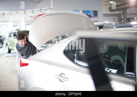 Contrôle de couple de démarrage en voiture car showroom Banque D'Images