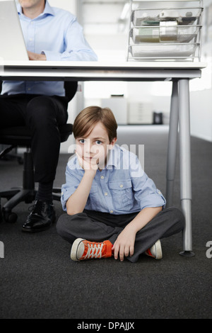 Boy sitting on floor with woman Banque D'Images