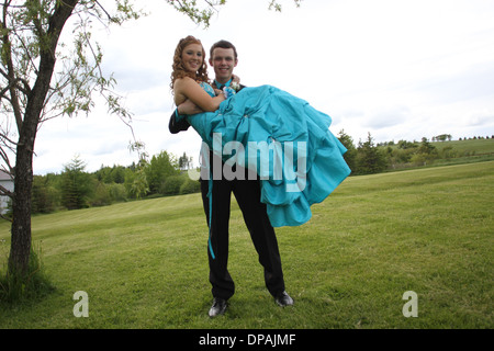 Un couple avant d'aller à leur high school prom Banque D'Images