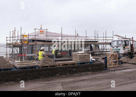 Aberystwyth, Pays de Galles, Royaume-Uni. 10 janvier 2014. Les opérations de nettoyage et la réparation en cours à Aberystwyth, Pays de Galles, le 10 janvier 2014. Après la tempête et les ondes de tempête à Aberystwyth au Pays de Galles et coûteuses réparations importantes et de nettoyer les travaux sont entrepris pour restaurer le front de mer classé Grade II et kiosque. Credit : Nigel Spooner/Alamy Live News Banque D'Images