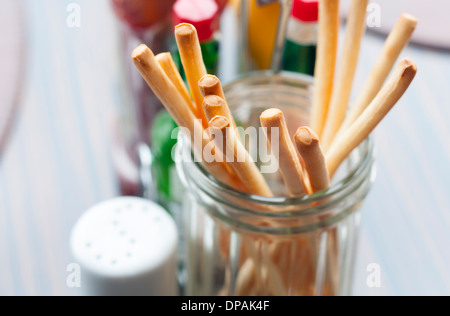 Gressins croustillants et fraîche sur la table in restaurant Banque D'Images