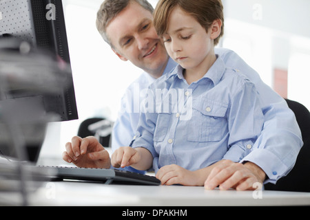 Boy en utilisant le clavier de l'ordinateur Banque D'Images