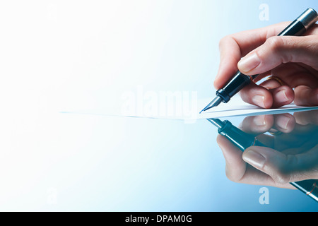 Image main de femme libre de l'écriture sur le papier avec de l'encre stylo Banque D'Images