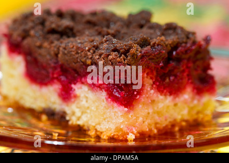 Frais et savoureux gâteau cerise isolé sur fond blanc Banque D'Images