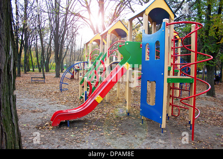 Aire de jeux pour enfants dans le parc sur la rue Banque D'Images