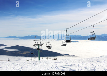 Ascenseur de ski et les skieurs sur le ski de montagne Gerlitzen, Autriche Banque D'Images