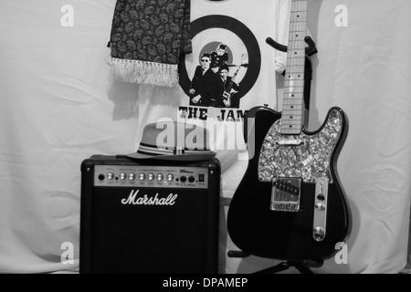 Guitare et ampli avec mod/ska bonnet et écharpe et 'le bourrage papier" T-shirt. Banque D'Images