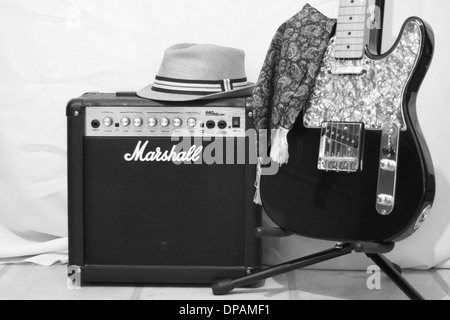 Guitare électrique avec ampli Marshall pratique en noir et blanc. Banque D'Images