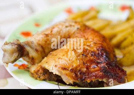 Cuisse de poulet avec des pommes de terre. Photo bon pour la conception de menus. Banque D'Images