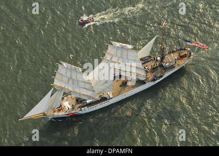 US Coast Guard Academy Cutter Eagle sails passé Fort Sumter en tant qu'il quitte Charleston Harbor pendant la Tall Ships Atlantic Challenge Le 29 juin 2009 à Charleston, SC. Banque D'Images