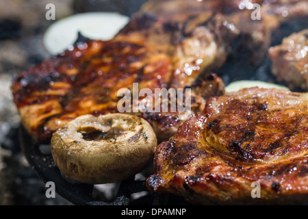 Steak sur grill viande avec légumes Banque D'Images
