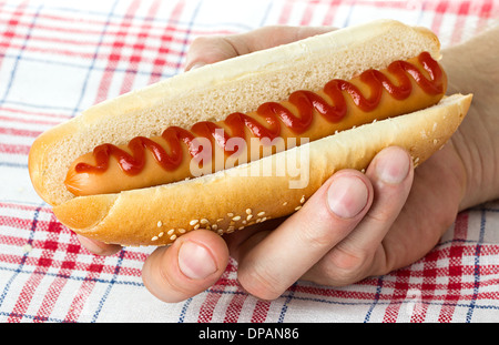 Hot dog dans la main Banque D'Images