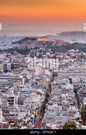 Crépuscule sur le Parthénon et Acropole à Athènes, la capitale de la Grèce. Banque D'Images