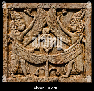 Plaque d'Ivoire représentant une scène d'inspiration égyptienne Arshlan Tash Assyrie - Syrie 800-700 av. Banque D'Images