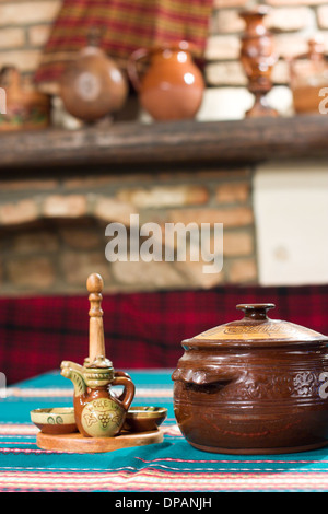 Ancienne taverne du village. L'intérieur rural de table avec tasse de repas gastronomique et de l'arrière-plan flou. Banque D'Images