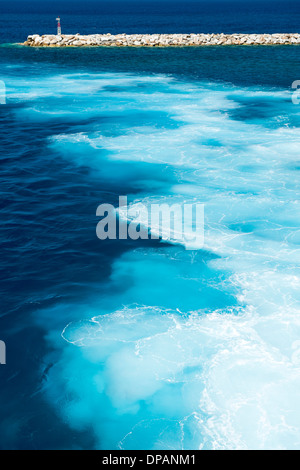 Diverses nuances de bleu visible dans les eaux dans le port de l'île grecque de Naxos. Banque D'Images