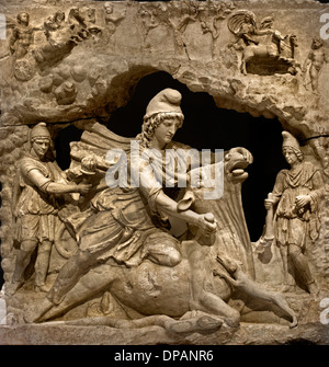 Relief de Mithra le dieu iranien du soleil sacrifier le taureau à partir de l'Italie ROMAINE Rome Capitol AD 100-200 Banque D'Images