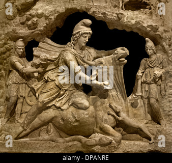 Relief de Mithra le dieu iranien du soleil sacrifier le taureau à partir de l'Italie ROMAINE Rome Capitol AD 100-200 Banque D'Images