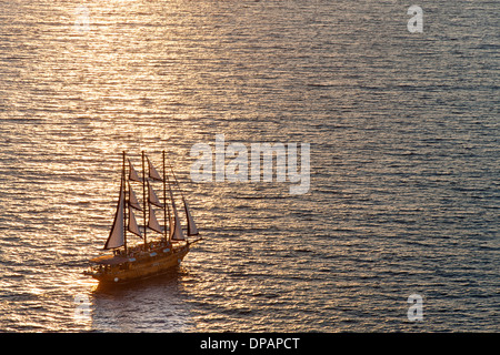 Bateau à voile sur la côte de Santorini en Grèce. Banque D'Images