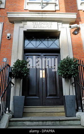 Entrée de l'ancien téléphone Exchange building en Amérique du Croissant-Rouge, Chenies Street, Bloomsbury, Londres, Angleterre, Royaume-Uni Banque D'Images