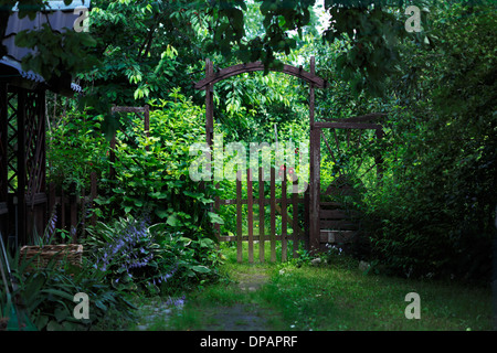 Une porte d'un jardin vert au milieu d'un été chaud Banque D'Images