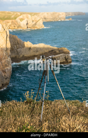 Appareil photo sur le trépied sur des falaises rocheuses dans le Parc National de Pembrokeshire Coast Pays de Galles Royaume-uni UK Banque D'Images