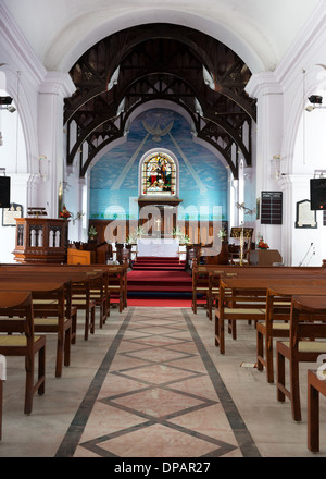 À la recherche de la nef pour le choeur et autel protestant à l'église Holy Trinity à Bangalore. Banque D'Images