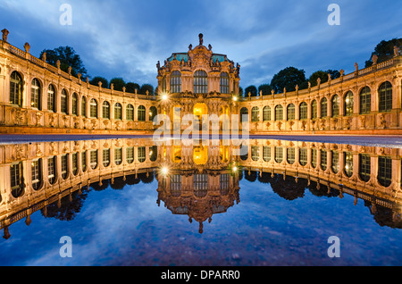 Le Zwinger à Dresde, Allemagne la nuit Banque D'Images