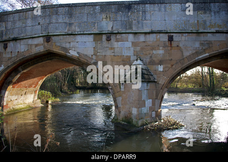 Vieux pont de pierre sur la rivière Yare Cringleford Norwich Norfolk Angleterre Banque D'Images