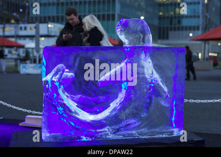 Canary Wharf, London, UK. 10 janvier 2014. Le festival de sculpture sur glace de Londres à Canary Wharf. Lors de cet événement annuel 10 équipes de sculpteurs sur glace du monde entier concourent à créer des oeuvres d'art à partir de blocs de glace cristalline. Un joint. Photo : Alamy Live News Banque D'Images