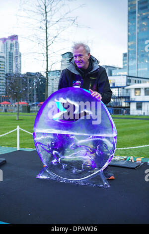 Canary Wharf, London, UK. 10 janvier 2014. Le festival de sculpture sur glace de Londres à Canary Wharf. Lors de cet événement annuel 10 équipes de sculpteurs sur glace du monde entier concourent à créer des oeuvres d'art à partir de blocs de glace cristalline. La Belgique entrée : Crédit : Alamy Live News Banque D'Images