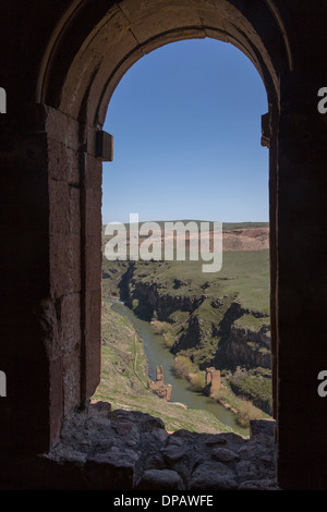 Vue depuis le pont de la mosquée Manuchehr surplombant la rivière Akhurian (turc, Arpaçay), l'Ani, Turquie Banque D'Images