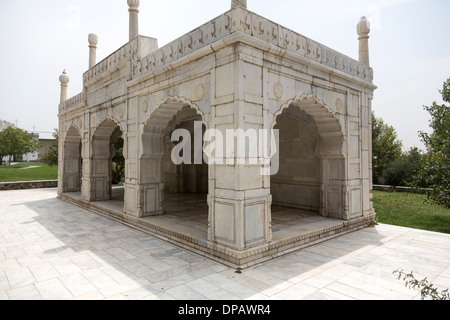 La mosquée de Shah Jahan dans les jardins de Babour, localement appelé Bagh-e Babur, d'un parc historique à Kaboul, Afghanistan. Banque D'Images