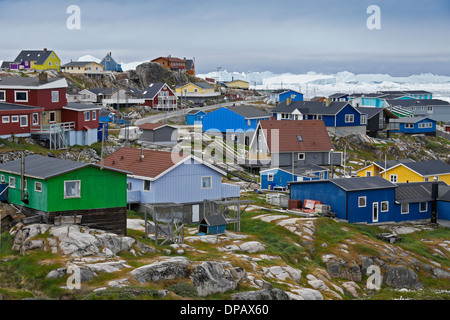 Maisons colorées et des icebergs dans la baie de Disko, Ilulissat, Groenland Ouest Banque D'Images