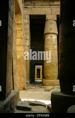 Petite entrée parmi les hiéroglyphes sur des colonnes et des murs du temple de Karnak à Louxor, Egypte. Banque D'Images